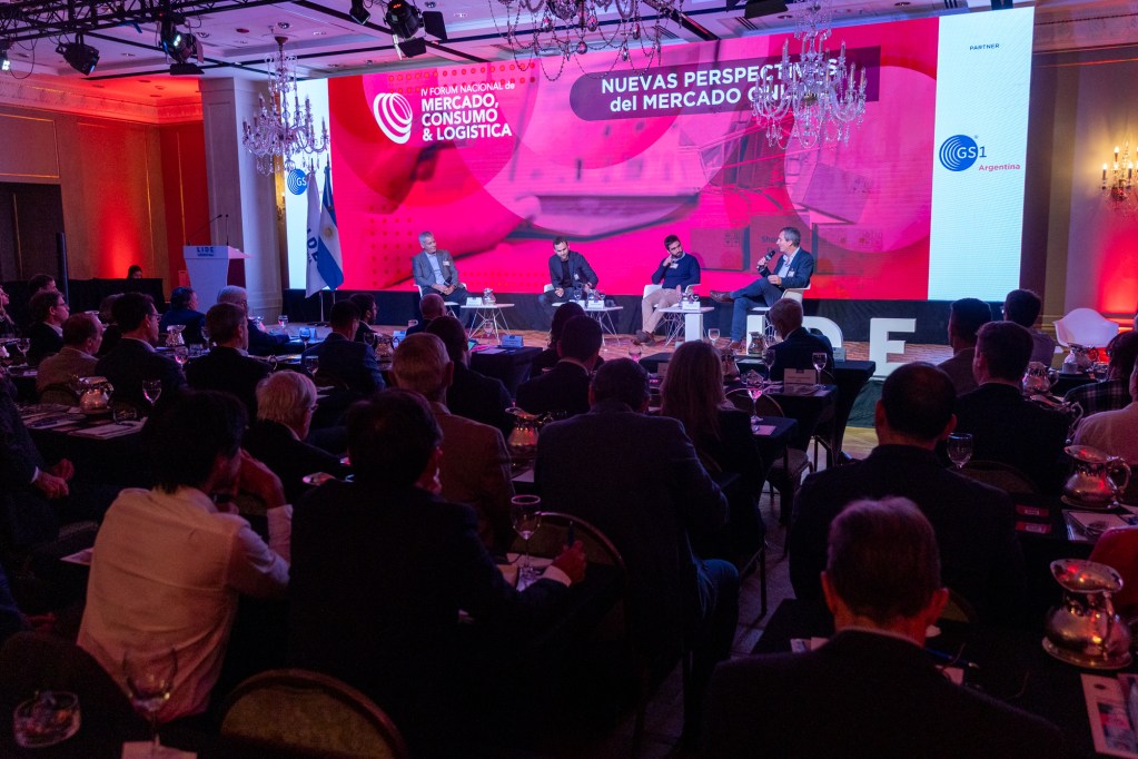 Panel discussion during the IV Fórum Nacional de Mercado, Consumo & Logística in Buenos Aires, featuring industry leaders and specialists, with a focus on market trends and consumer dynamics.
