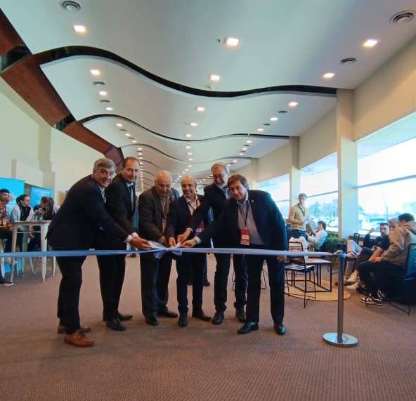 Grupo de seis personas cortando una cinta en el Hotel Quorum de Córdoba durante la inauguración de las 43° Jornadas de Supermercadismo Argentino.