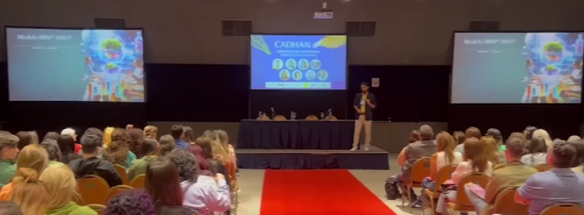 Presentación en la Feria DieteticActiva Expo Retail Saludable, con un orador frente a un público sentado, mostrando una presentación en pantalla sobre salud y nutrición.