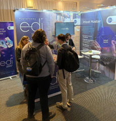 Stand de la empresa edi en el evento Management Logístico 2025, donde varias personas interactúan y se informan sobre los productos y servicios ofrecidos.