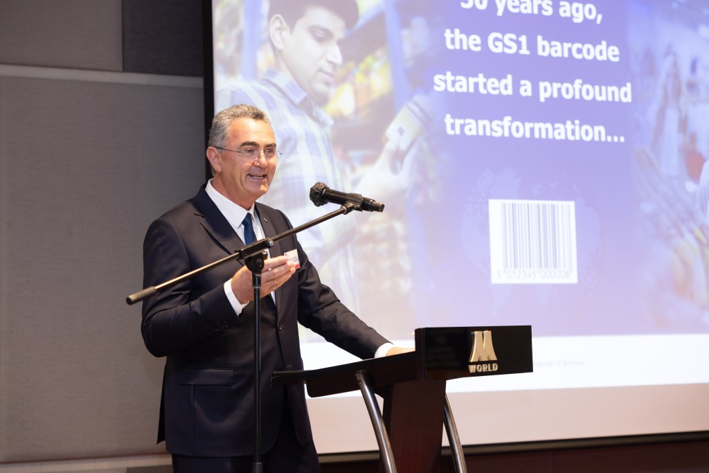 El Presidente de FMM y GS1 Malasia, Tan Sri Dato' Soh Thian Lai, dando la bienvenida a los asistentes en la Cumbre GS1 Malasia 2025, con una presentación sobre la transformación iniciada por el código de barras GS1.